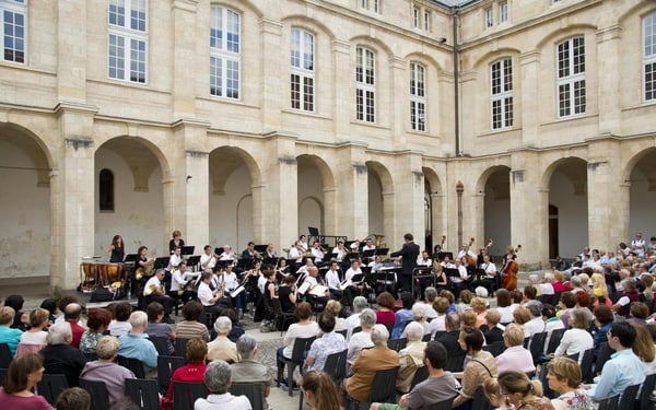 Cour Mably