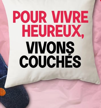 POUR VIVRE HEUREUX, VIVONS COUCHÉS