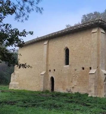 Visite guidée d'une chapelle datant du XIIIe siècle