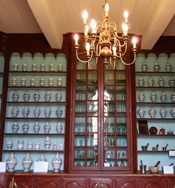 Visite de l'apothicairerie de l'ancien hôpital Saint-Antoine : une pharmacie d'époque à découvrir.