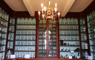 Visite de l'apothicairerie de l'ancien hôpital Saint-Antoine : une pharmacie d'époque à découvrir.
