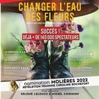 Changer l'eau des fleurs