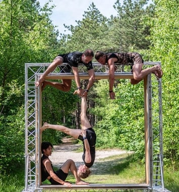 Frames, Not Standing, Alexander Vantournhout