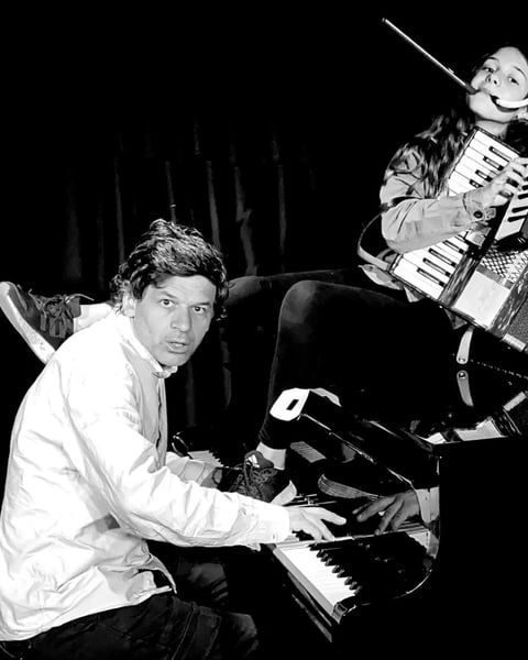 Spectacle inclassable ! (chanson déjantée et piano acrobatique)
