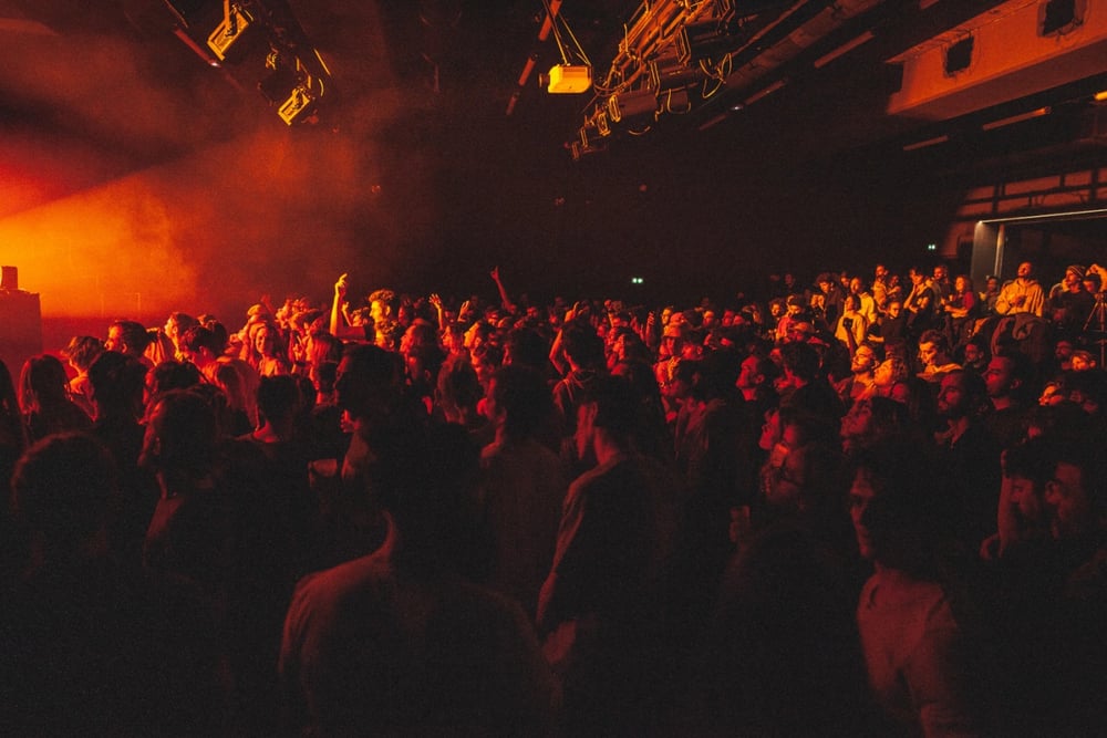 Public dans la salle de la Mac 3 pendant un concert