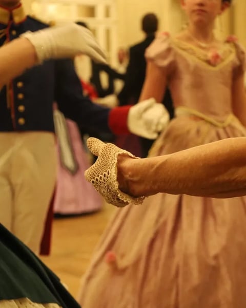 Bal costumé du XIXᵉ siècle